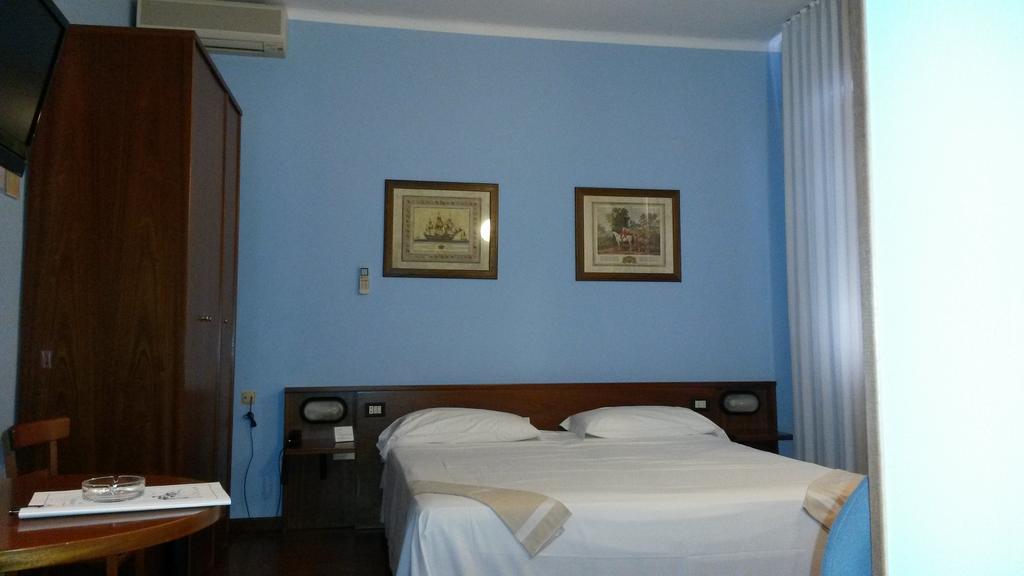 Hotel Mariani Єзі Номер фото