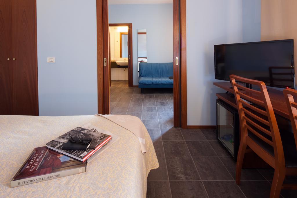 Hotel Mariani Єзі Екстер'єр фото