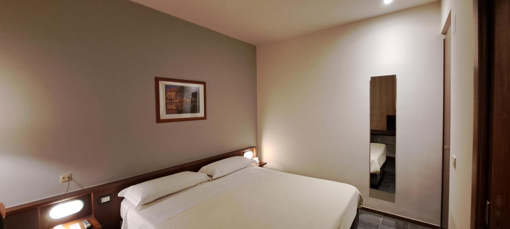 Hotel Mariani Єзі Екстер'єр фото