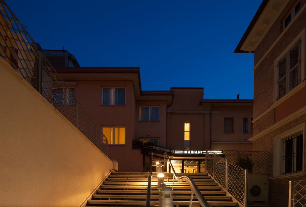 Hotel Mariani Єзі Екстер'єр фото