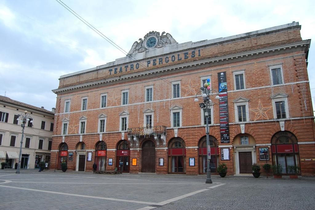 Hotel Mariani Єзі Екстер'єр фото