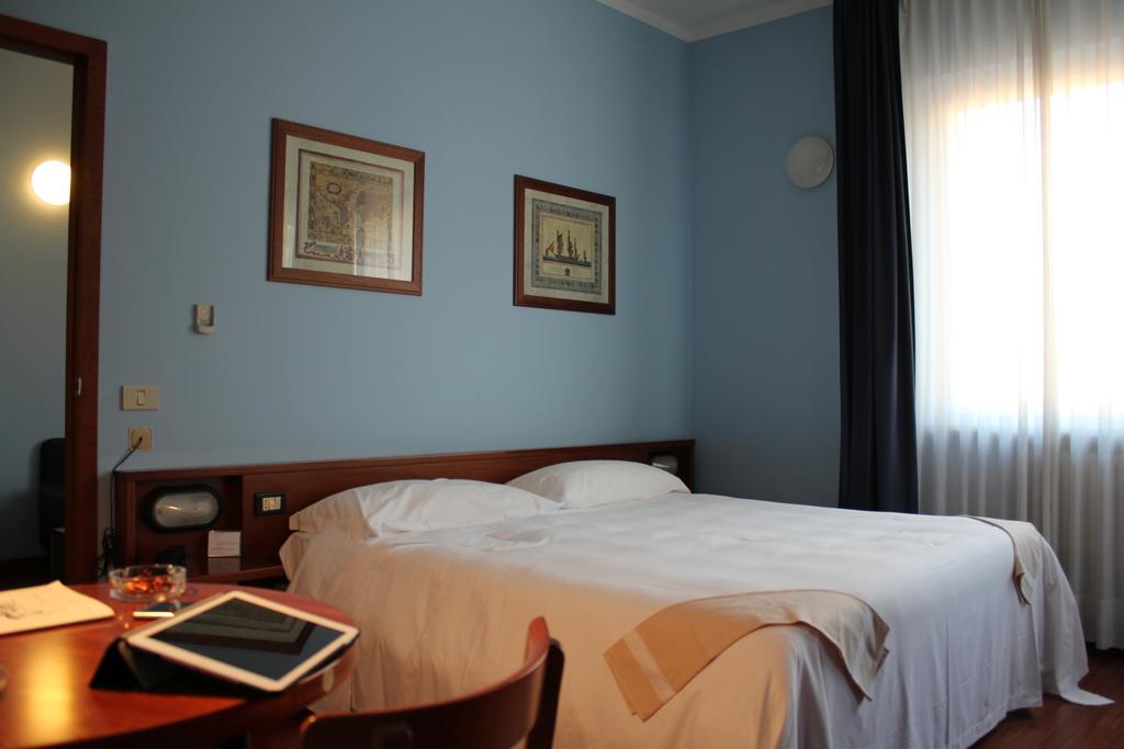 Hotel Mariani Єзі Екстер'єр фото