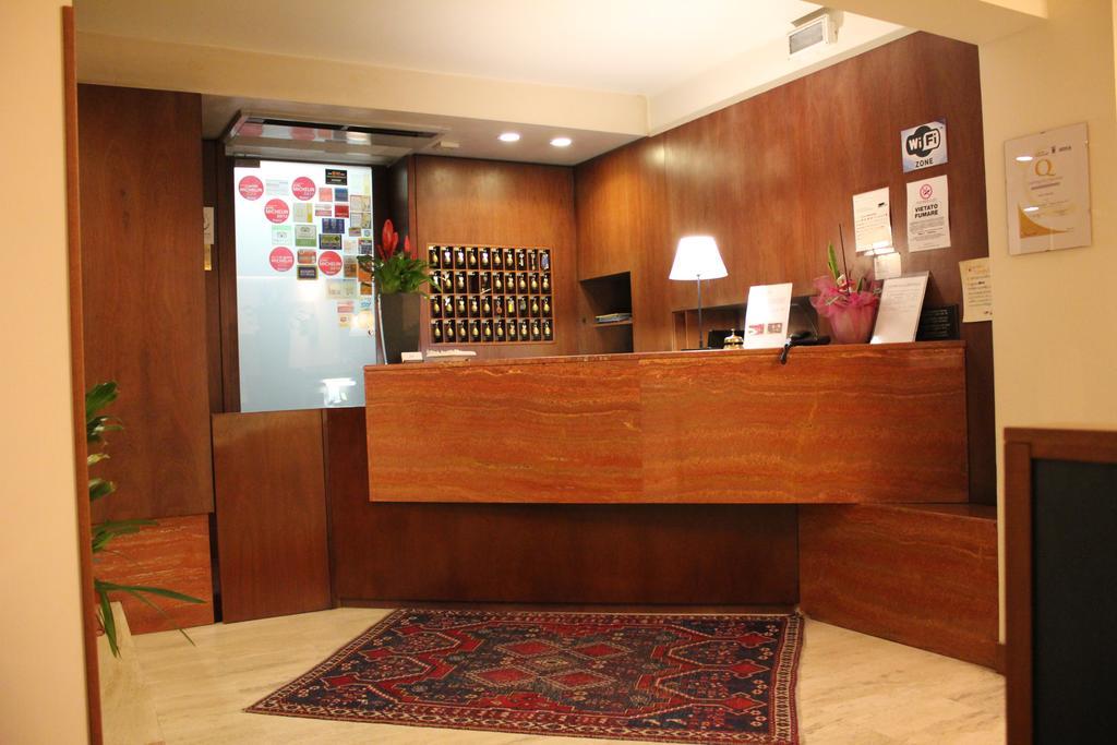 Hotel Mariani Єзі Екстер'єр фото