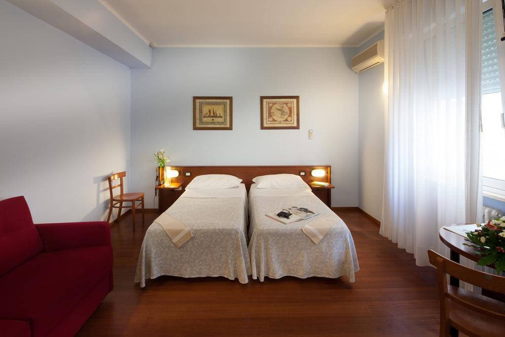 Hotel Mariani Єзі Екстер'єр фото