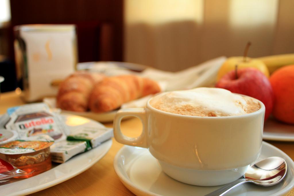 Hotel Mariani Єзі Екстер'єр фото
