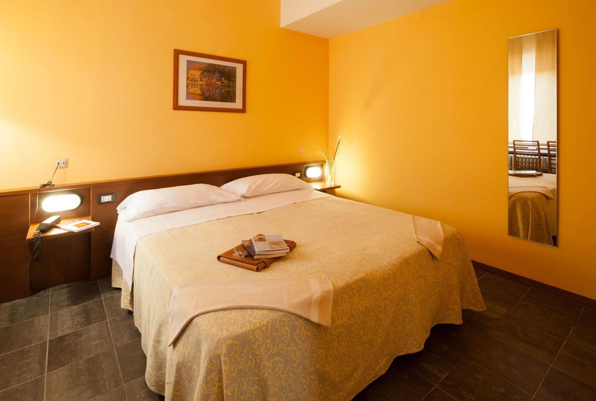 Hotel Mariani Єзі Екстер'єр фото