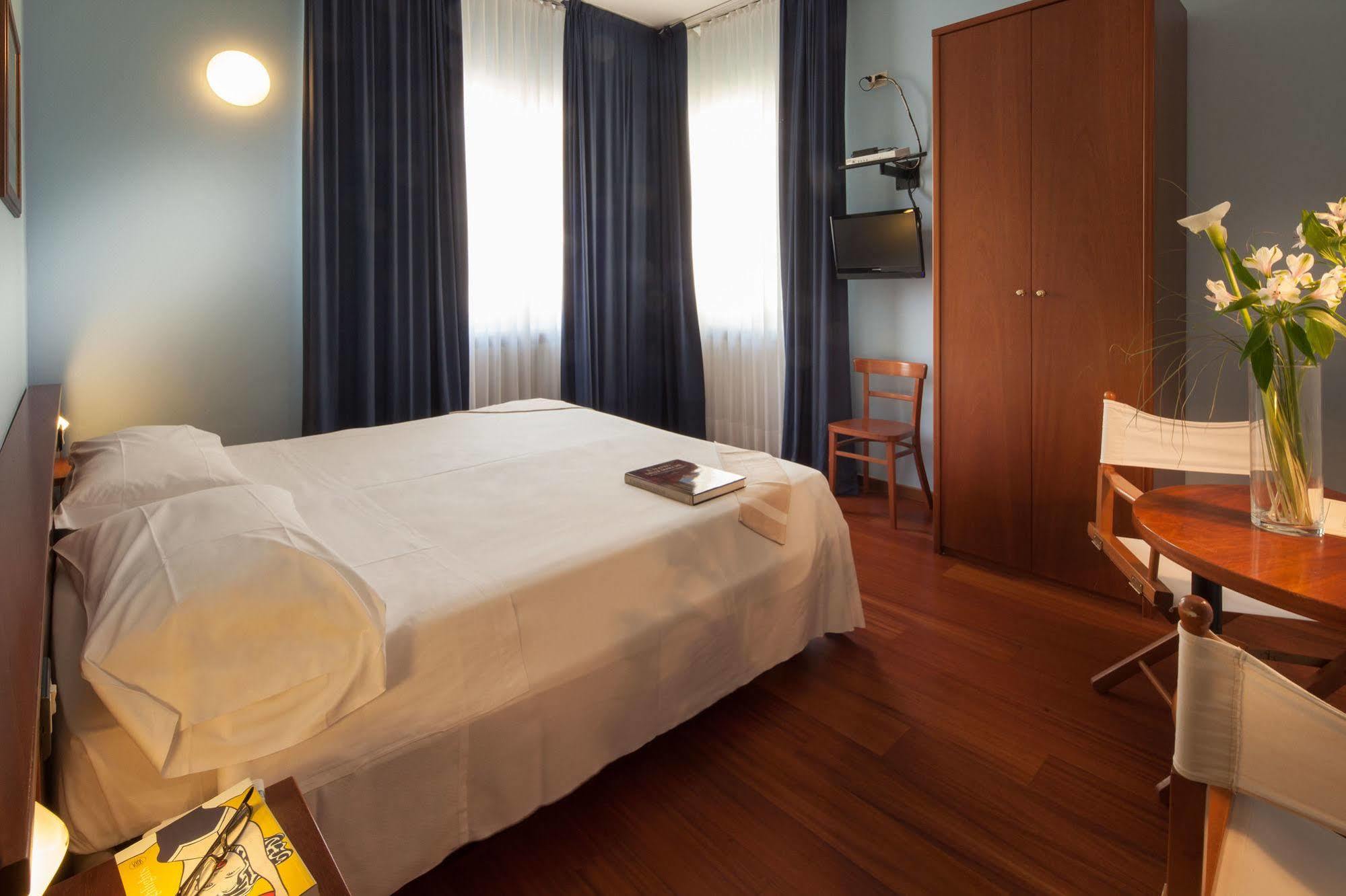 Hotel Mariani Єзі Екстер'єр фото