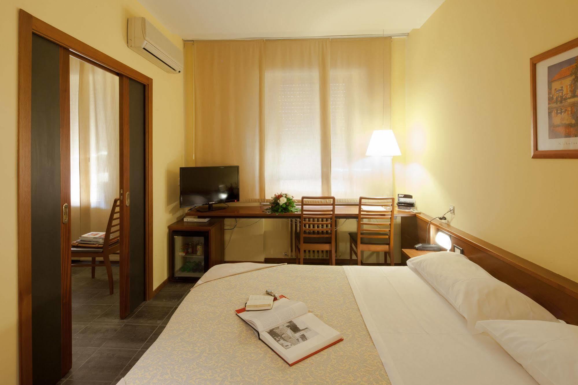 Hotel Mariani Єзі Екстер'єр фото