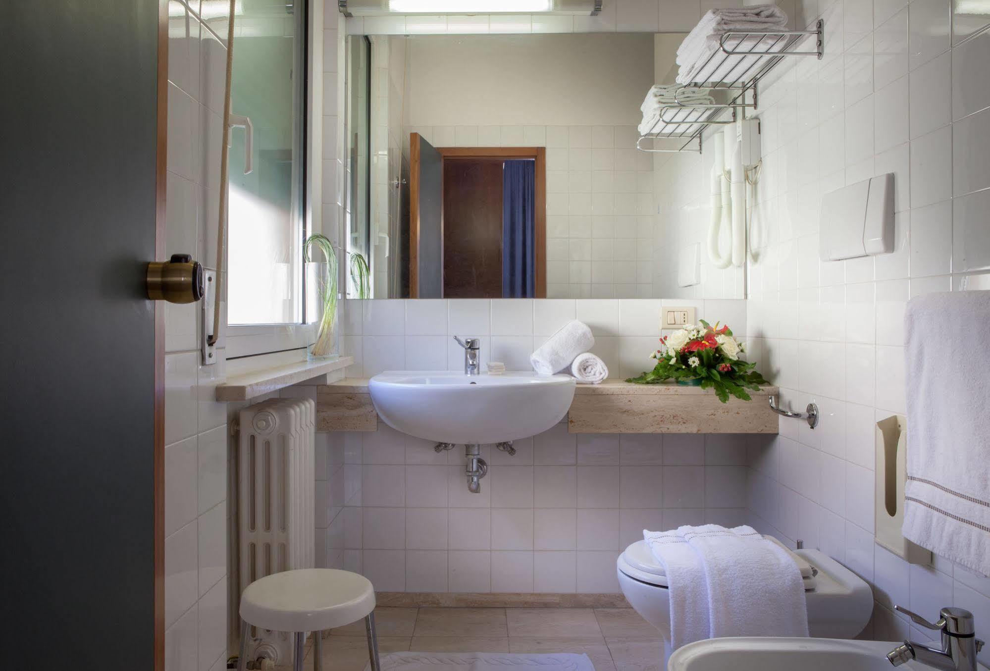 Hotel Mariani Єзі Екстер'єр фото