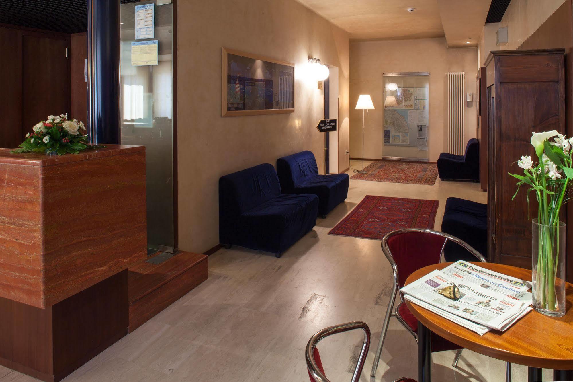 Hotel Mariani Єзі Екстер'єр фото