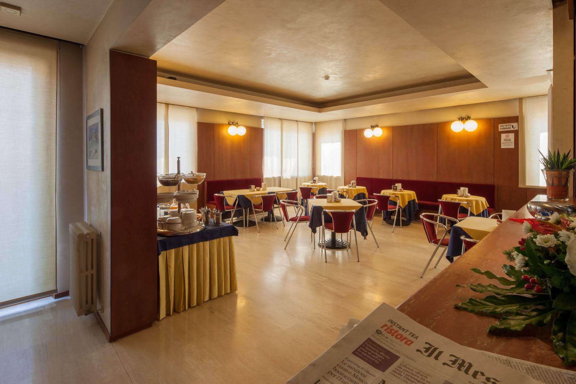Hotel Mariani Єзі Екстер'єр фото